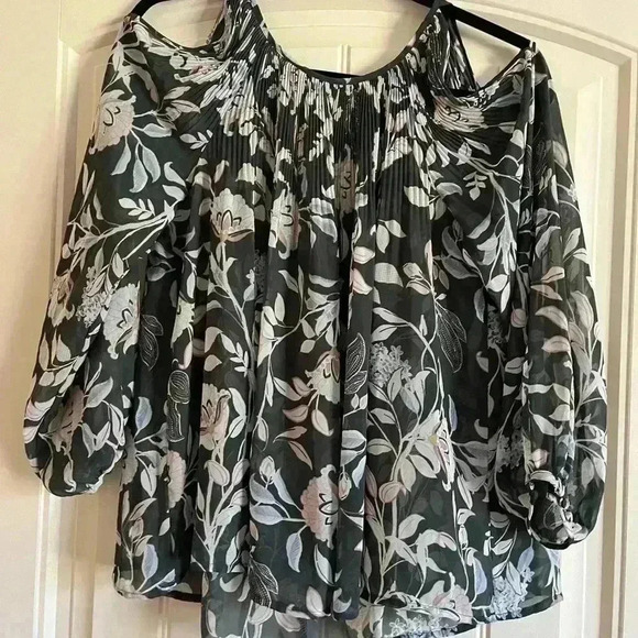 LC Lauren Conrad Cold Shoulder Floral Top like new size Small like new - Picture 4 of 7